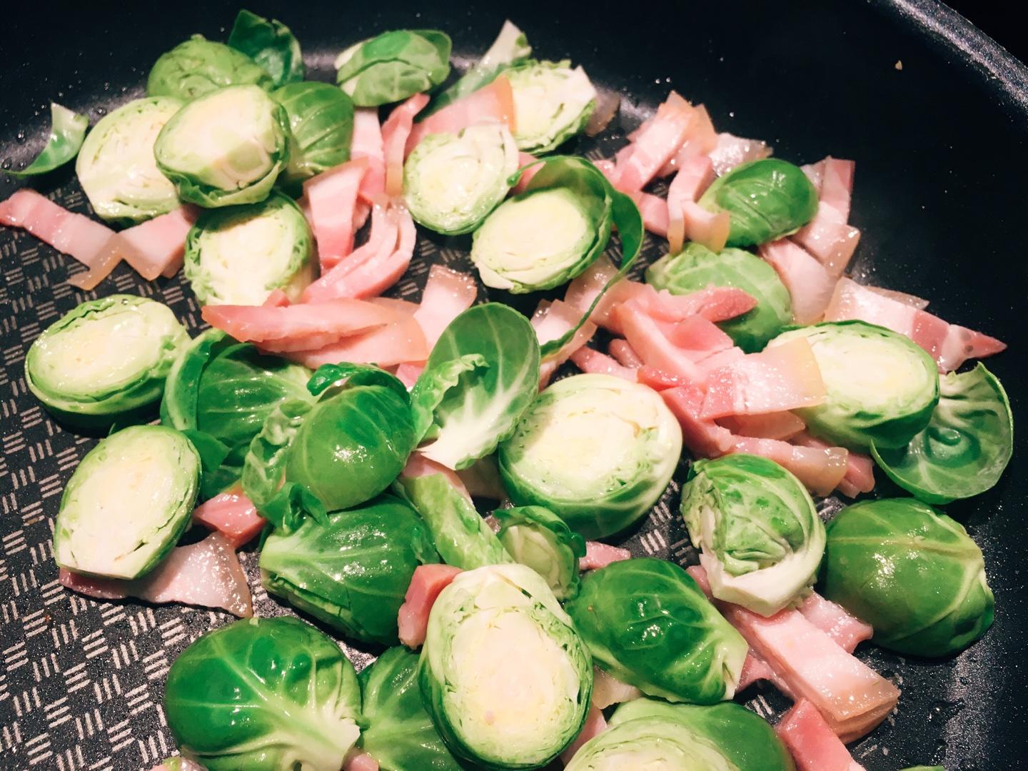 瑞球球的培根橙子各種甘藍沙拉（Crispy Bacon, Brussel Sprout, and Kale Salad)的做法 步骤5