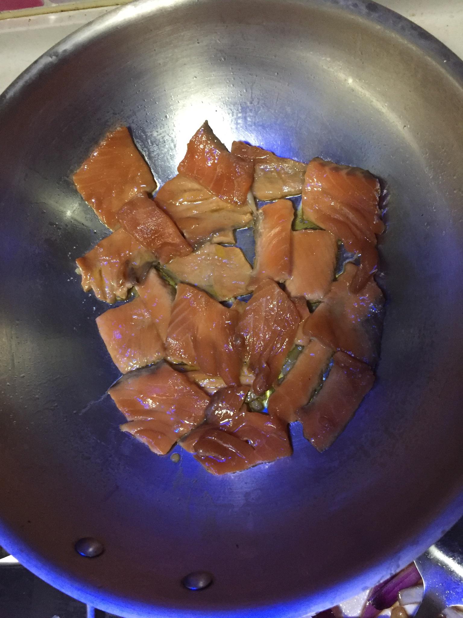 煎三文魚的做法 步骤2