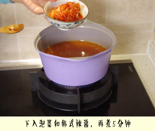 煮一鍋韓式肥牛火鍋 和太陽的後裔國民老公心連心的做法 步骤3