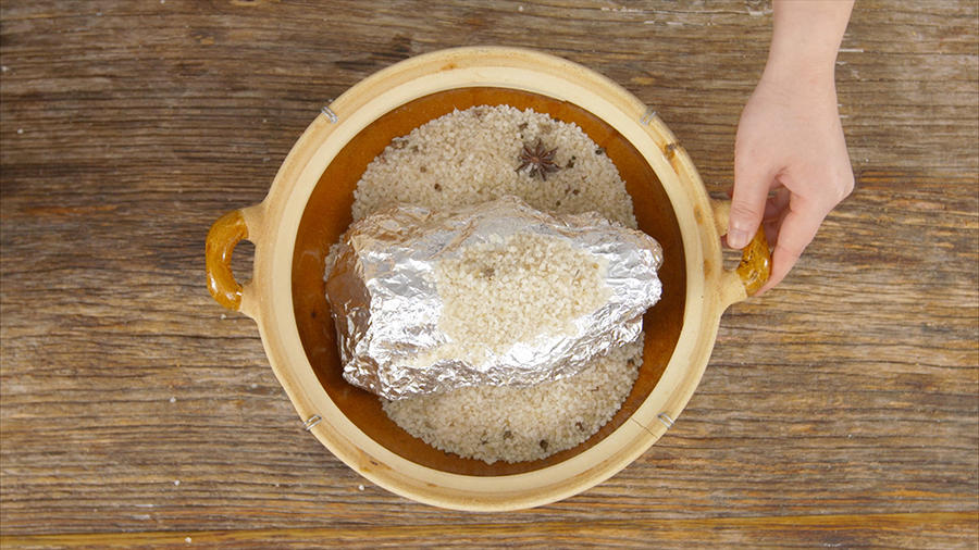 古法鹽焗雞｜美食臺的做法 步骤5