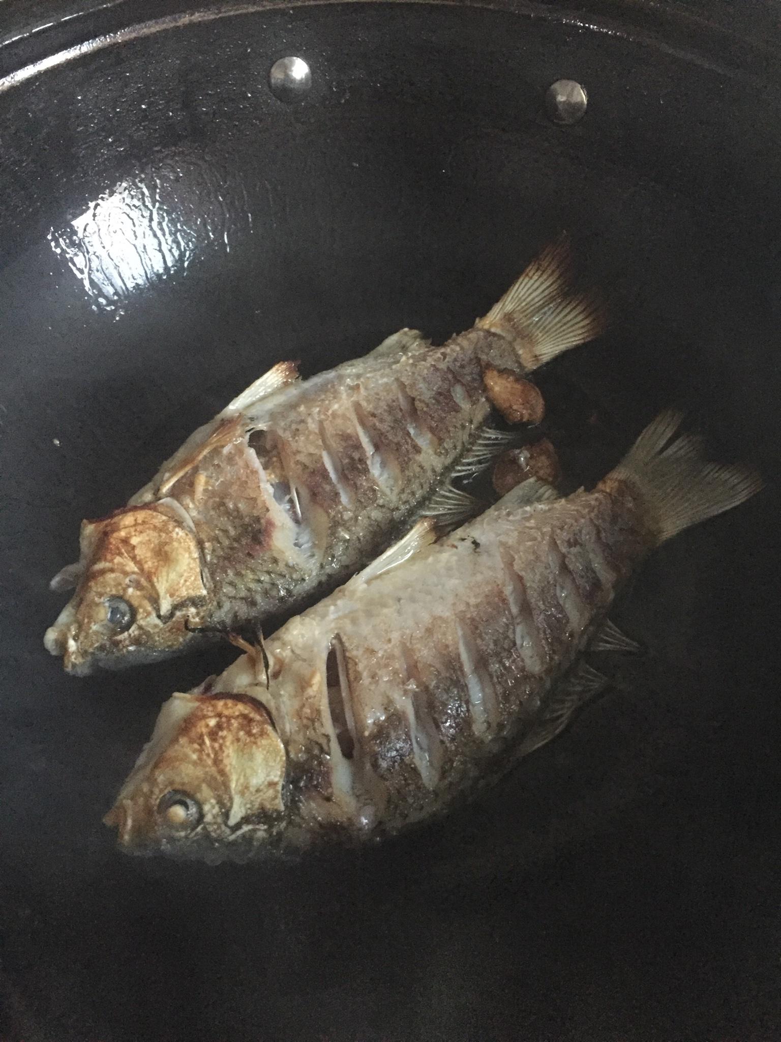 紅燒野生鯽魚的做法 步骤3
