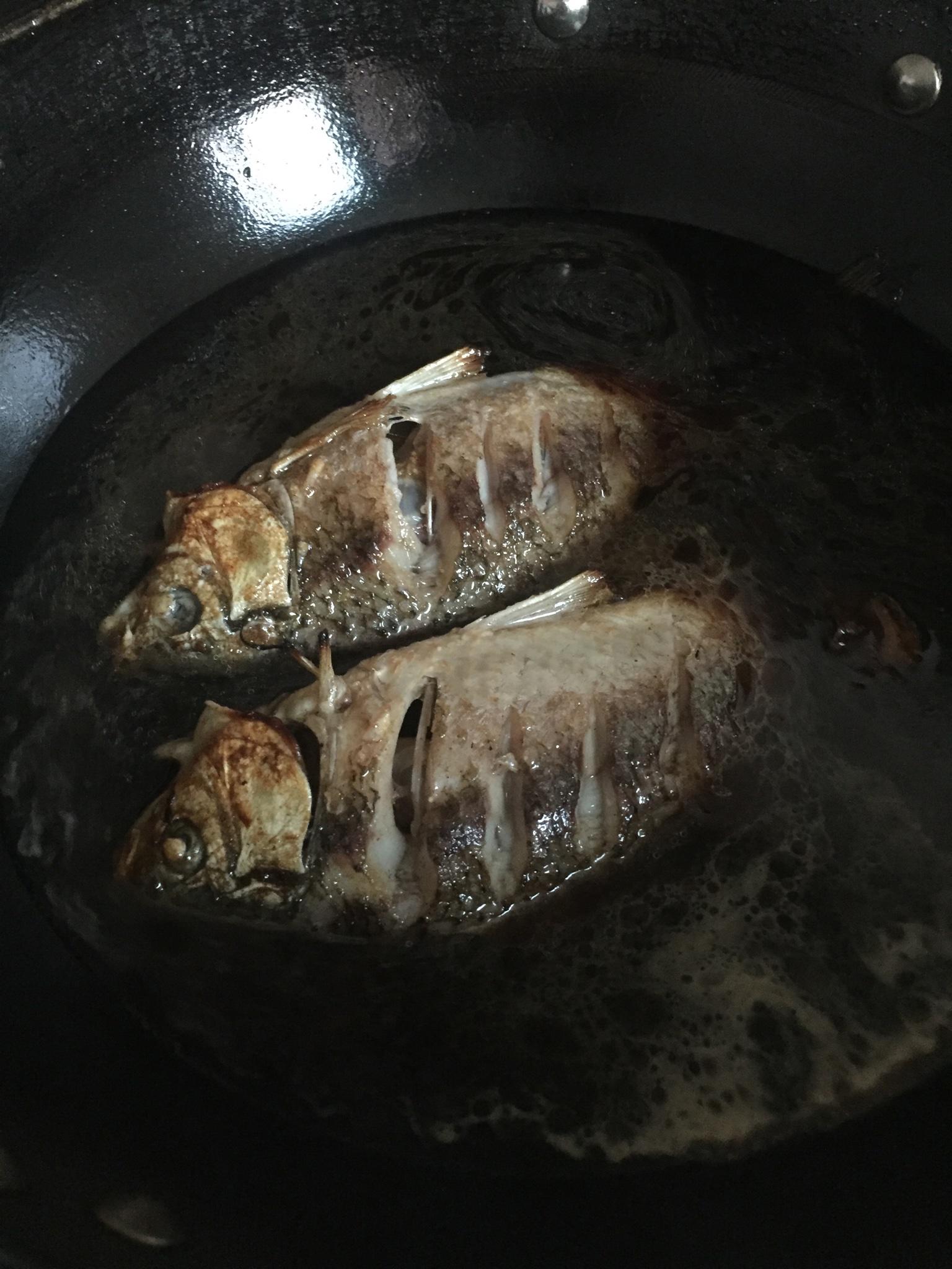 紅燒野生鯽魚的做法 步骤4