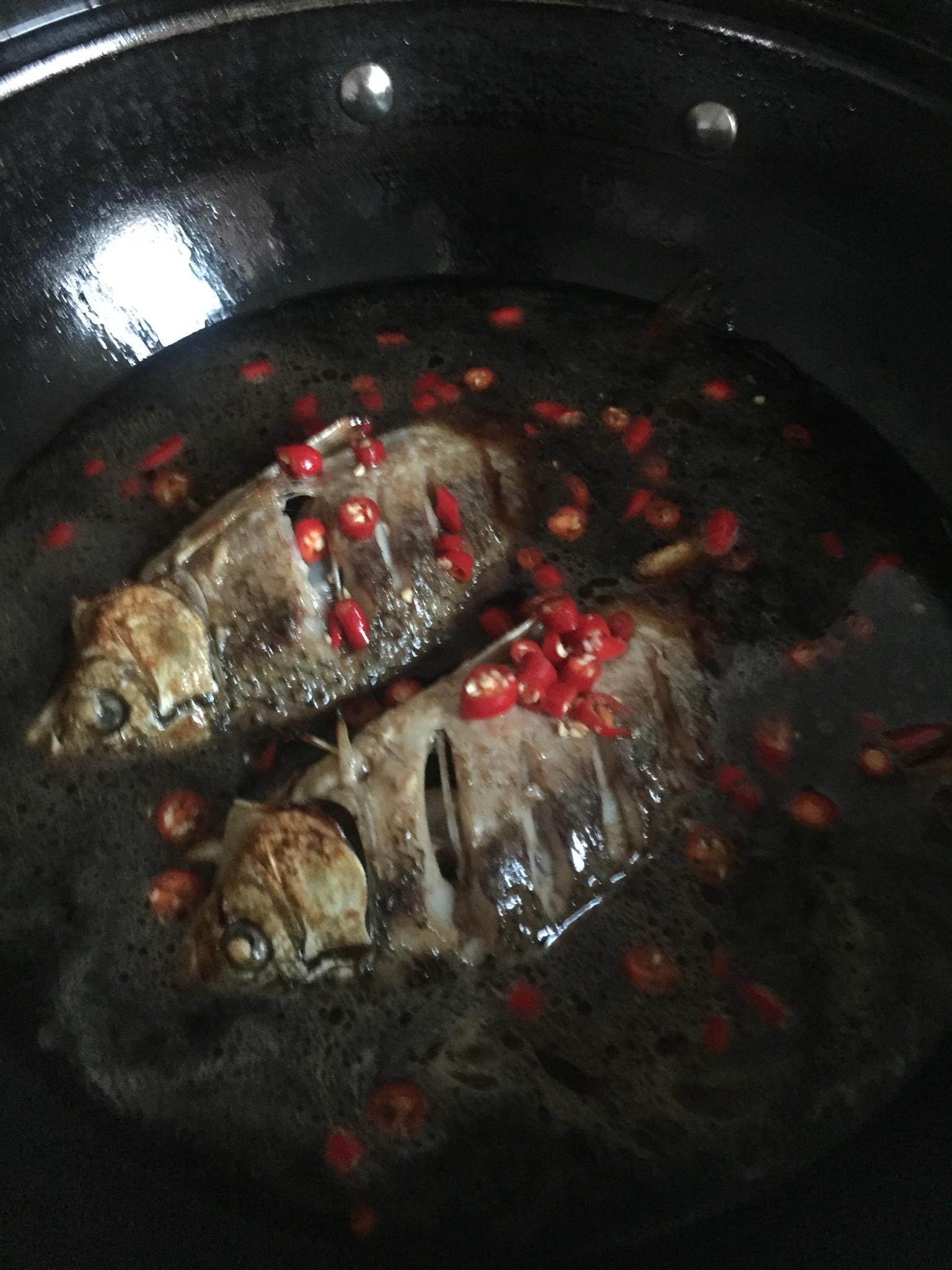 紅燒野生鯽魚的做法 步骤5