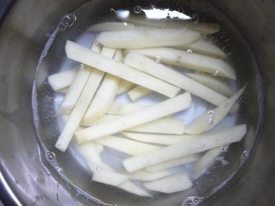 外酥內軟—健康烤薯條的做法 步骤1