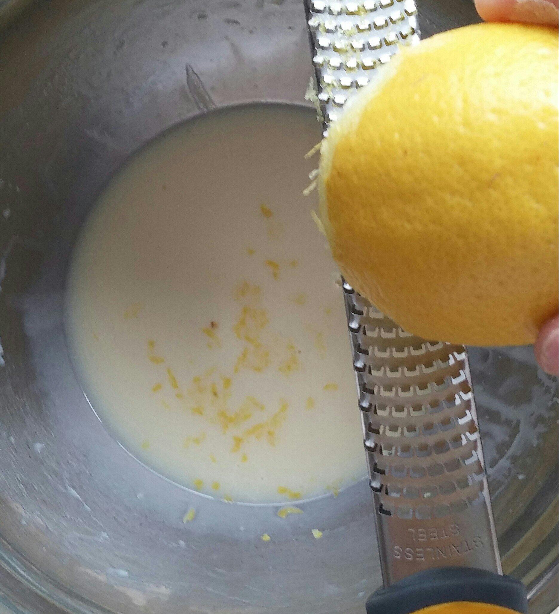 檸檬凍霜(白巧克力慕斯)一一熊谷裕子的做法 步骤7