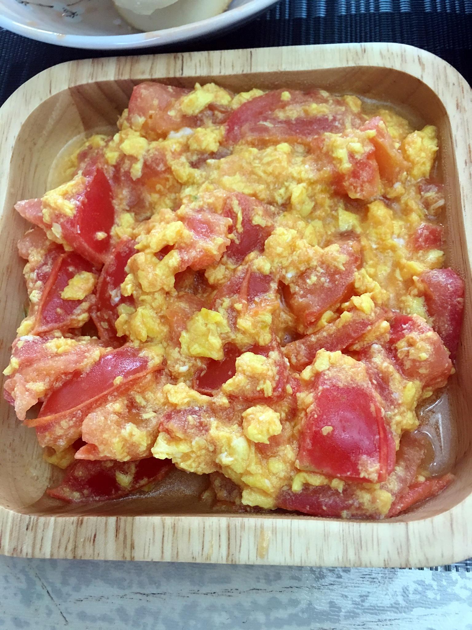 西紅柿炒雞蛋，蒜蓉茄子，烤饅頭，大米粥的做法 步骤1