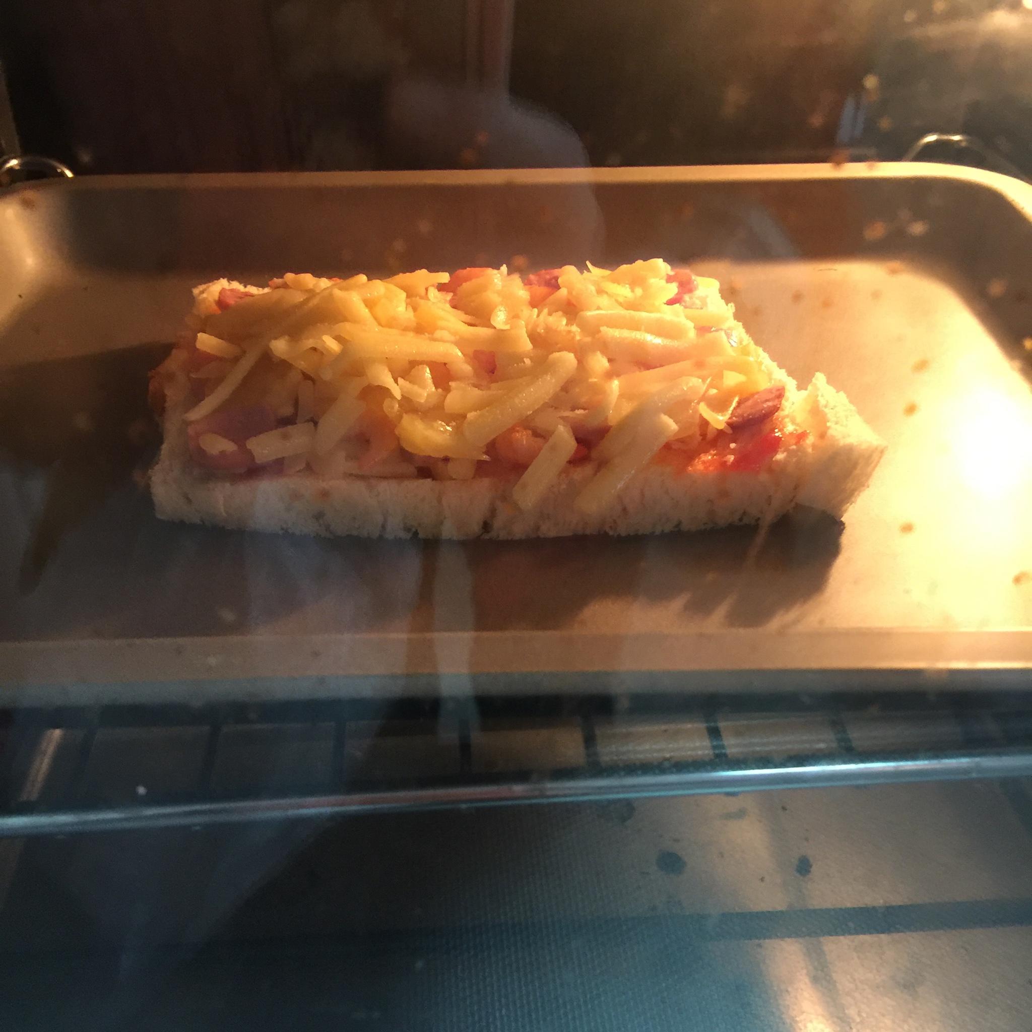 趣味童餐—菠蘿吐司披薩之眼鏡小兔的做法 步骤3