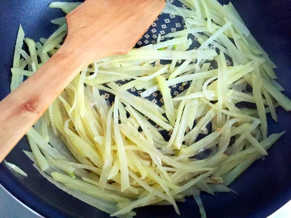 土豆絲煎蛋的做法 步骤2
