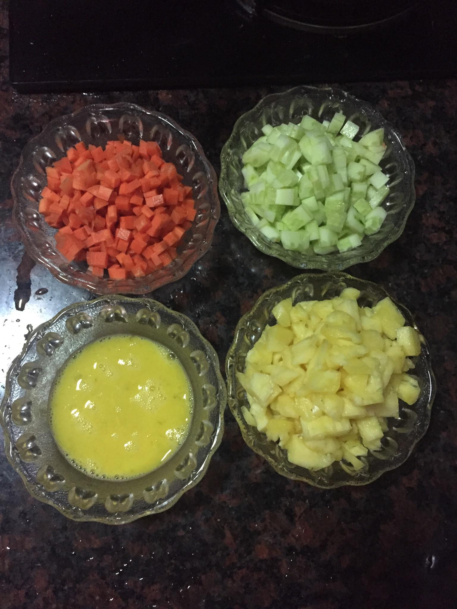 少油彩色菠蘿炒飯的做法 步骤1