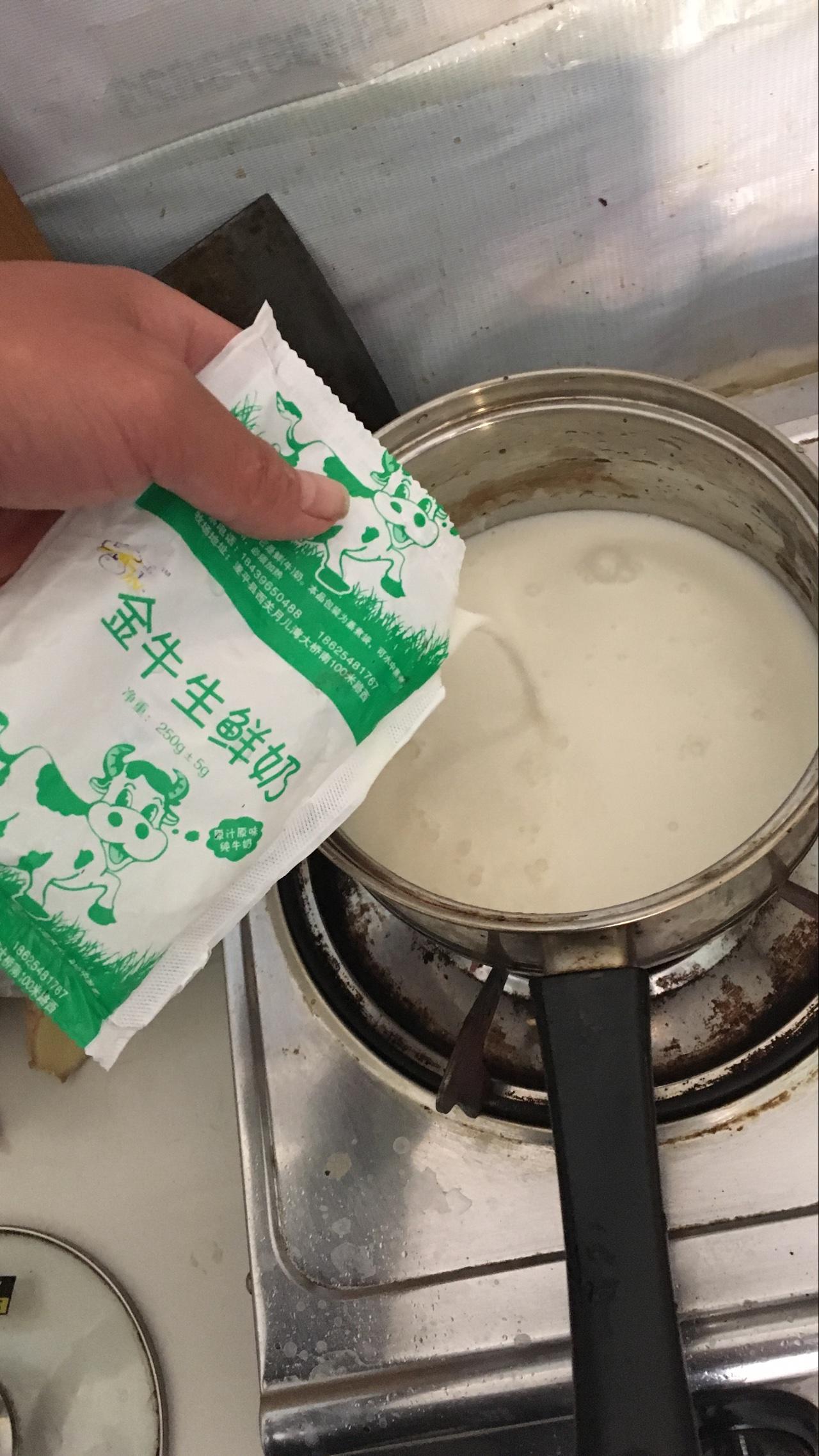 早餐煮新鮮牛奶的做法 步骤1