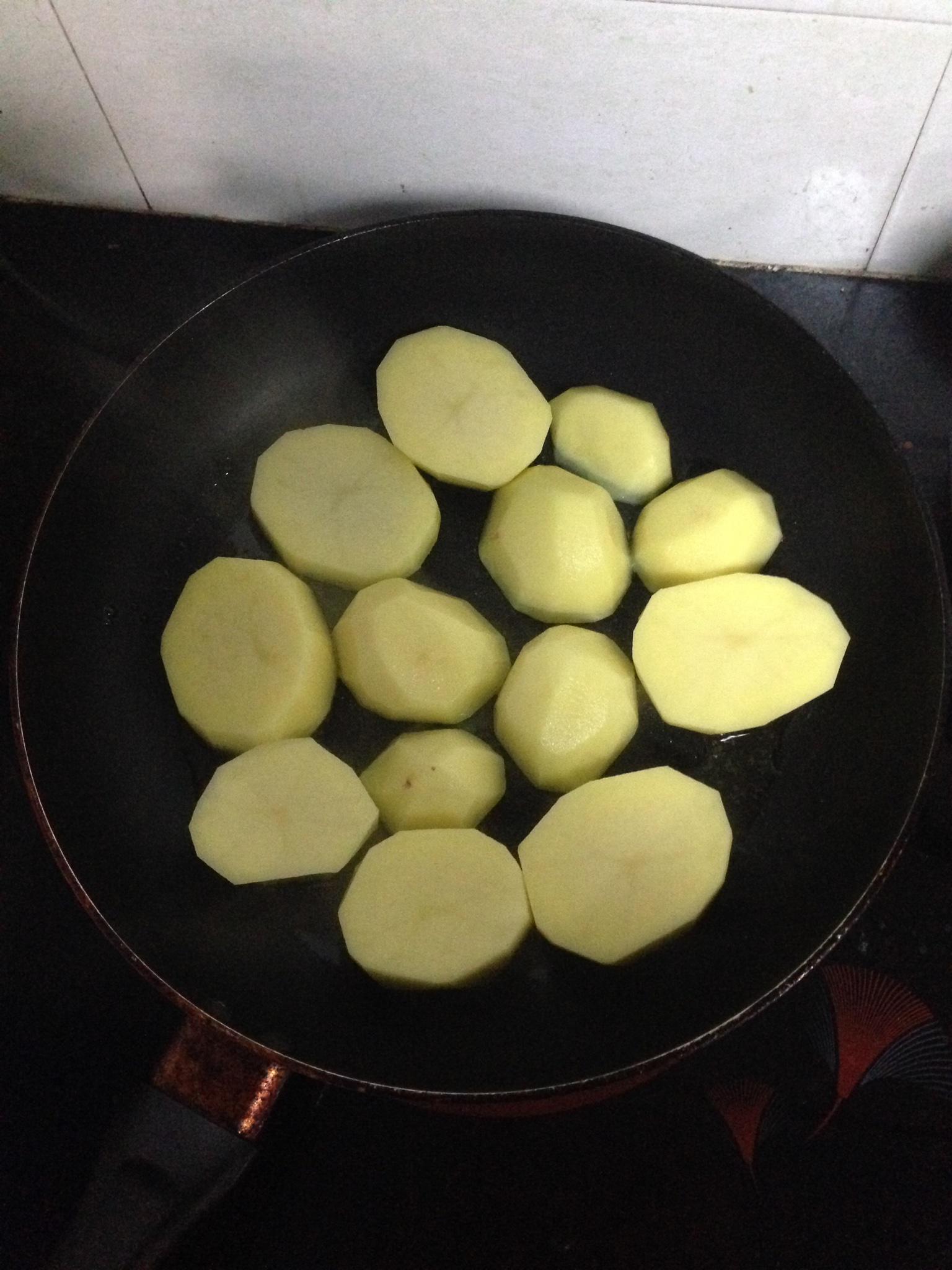 宇宙超級好吃無敵版燜土豆的做法 步骤1