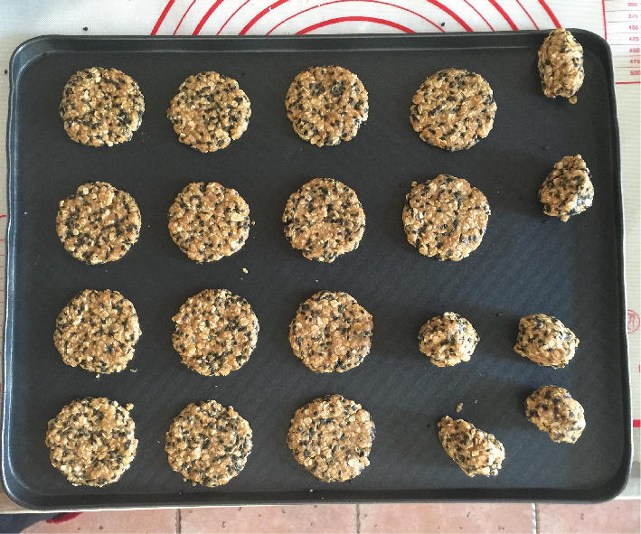 黑芝麻燕麥高纖餅乾——口感酥脆，低脂麻香的做法 步骤4