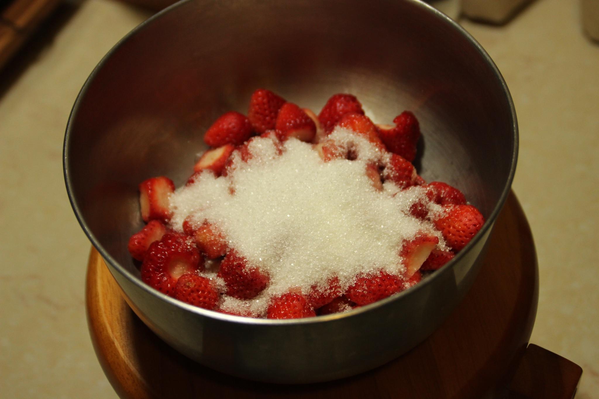 巴薩米可烤草莓的做法 步骤1