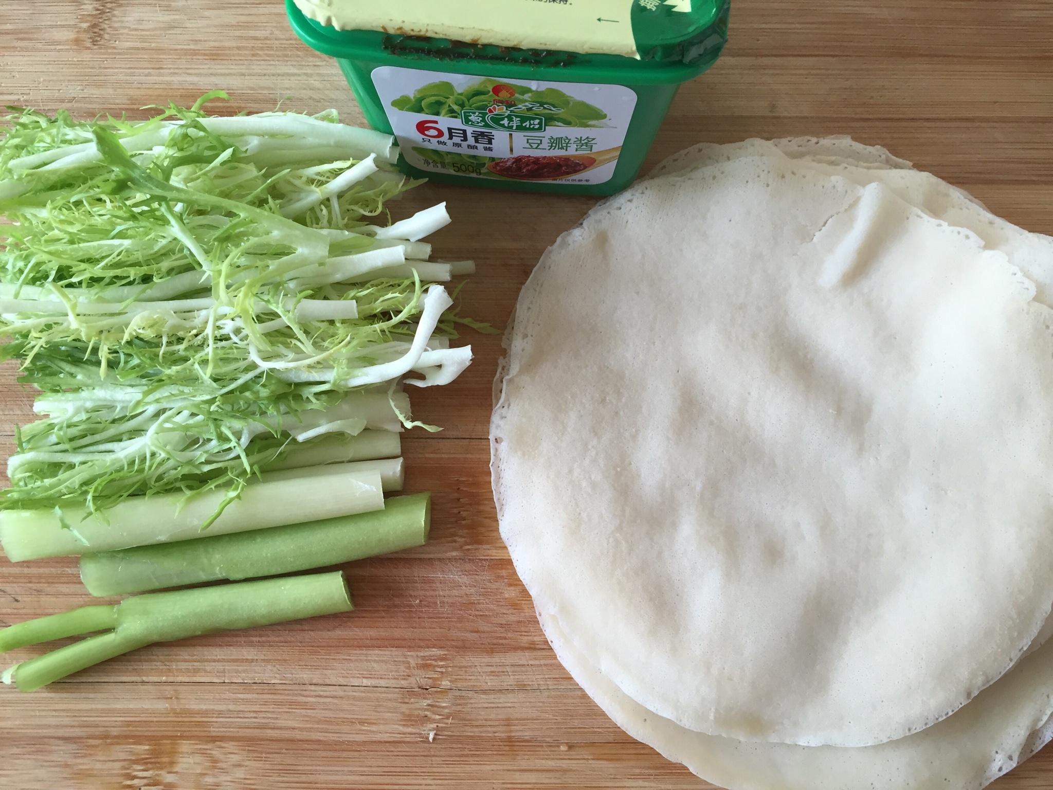 苦苣大蔥捲餅蘸醬的做法 步骤1