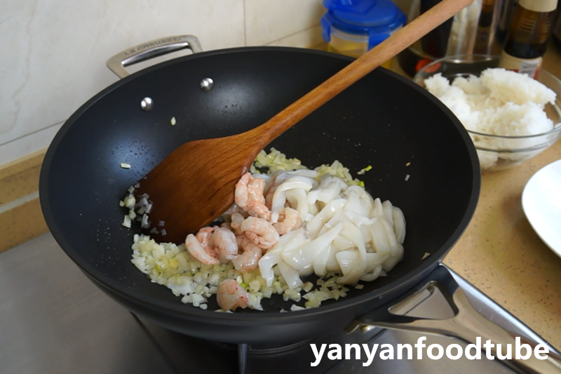 海鮮焗飯 Seafood Fried Rice with Cheesy Topping的做法 步骤2