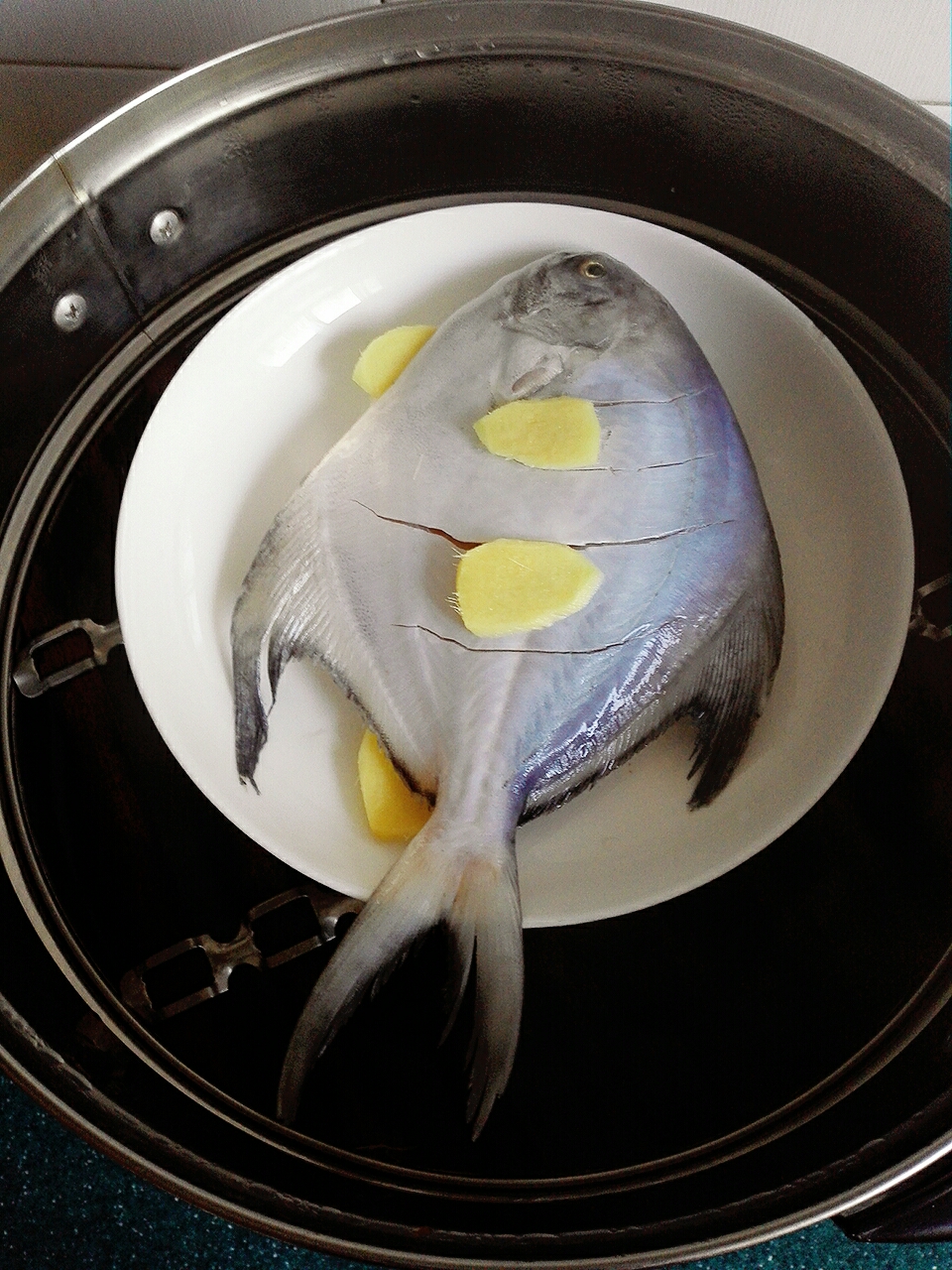 清蒸鯧魚的做法 步骤3