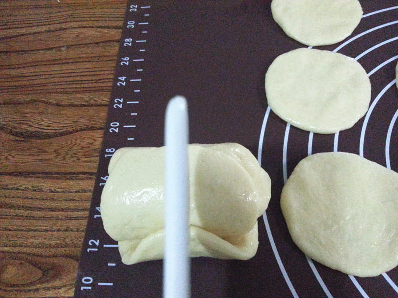 視訊菜譜-鬆軟花朵紙杯麪包（廚師機版）的做法 步骤6