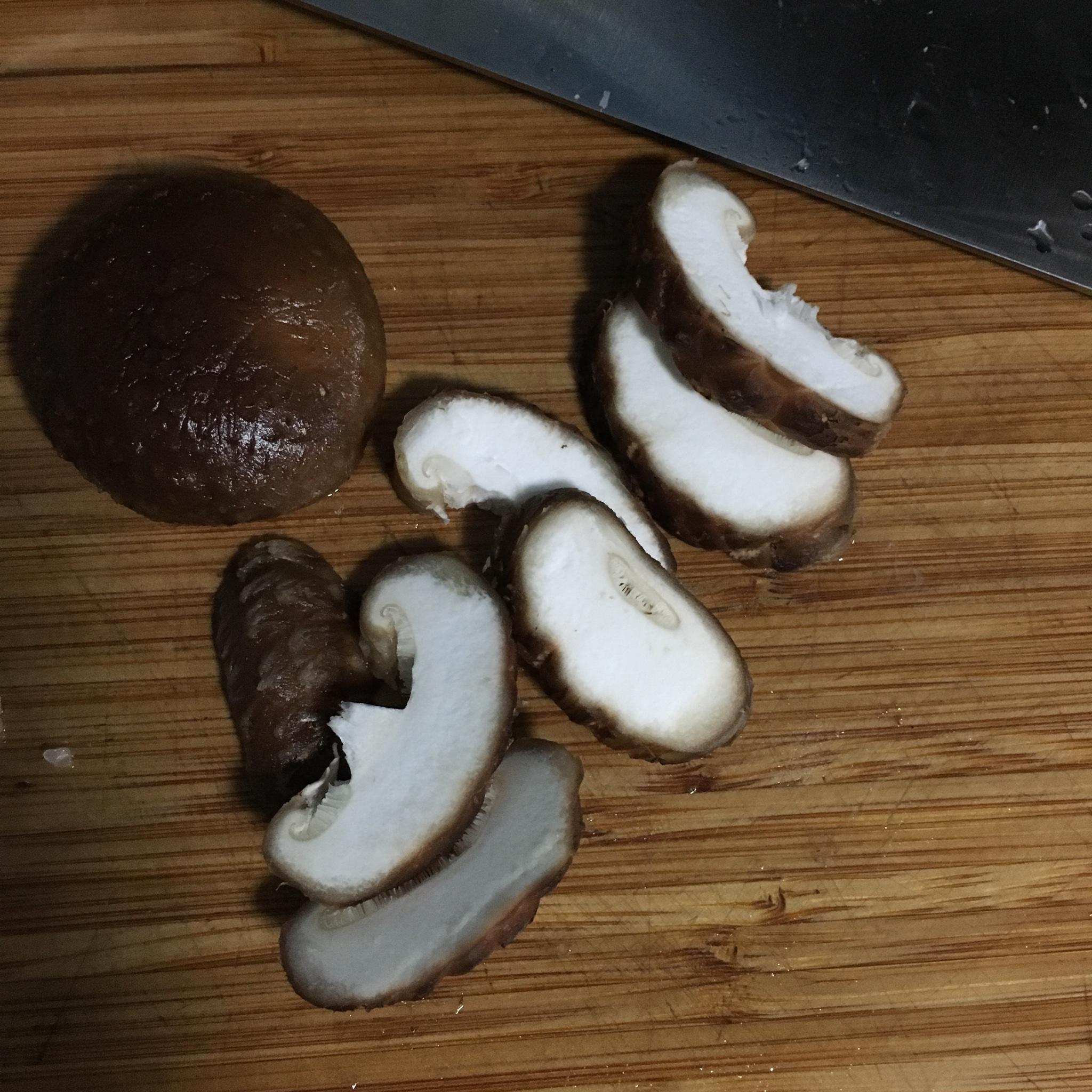 蠔油燜香菇的做法 步骤2