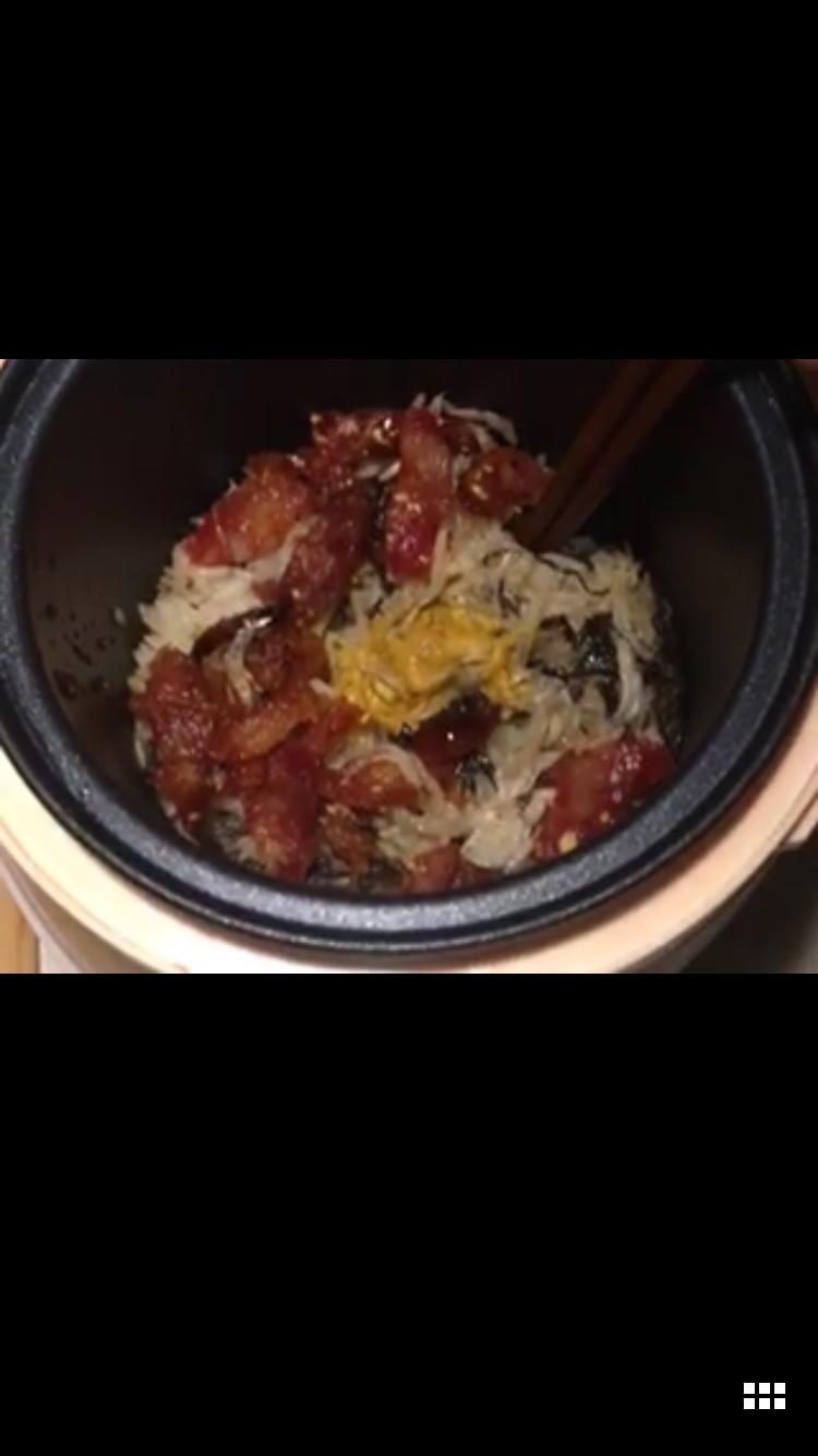 梅乾菜蝦皮臘腸鹹蛋黃飯（宿舍電飯煲一人食）的做法 步骤4
