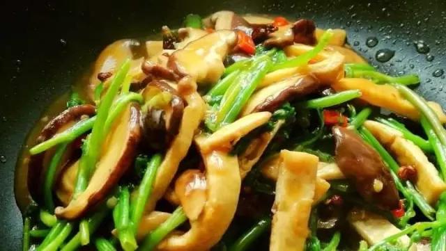 一粥一菜，營養豐富丨水芹菜炒香菇豆腐&椰蓉小米野菜粥 · 圓滿素食的做法 步骤5