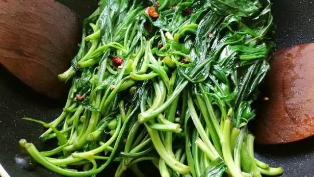 藥食同源野菜香丨爆炒剪刀菜 · 圓滿素食的做法 步骤4