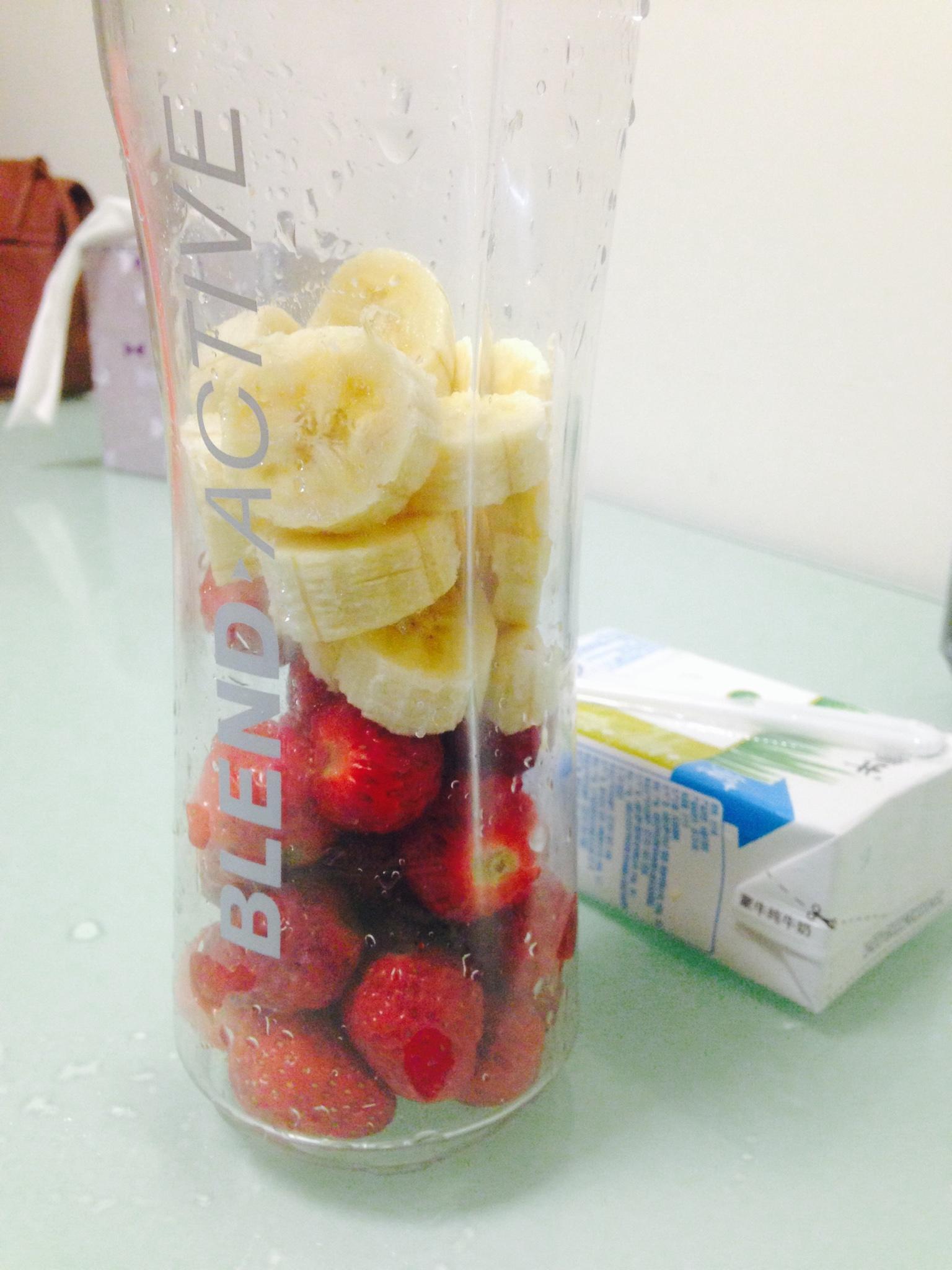 草莓香蕉牛奶飲品的做法 步骤3