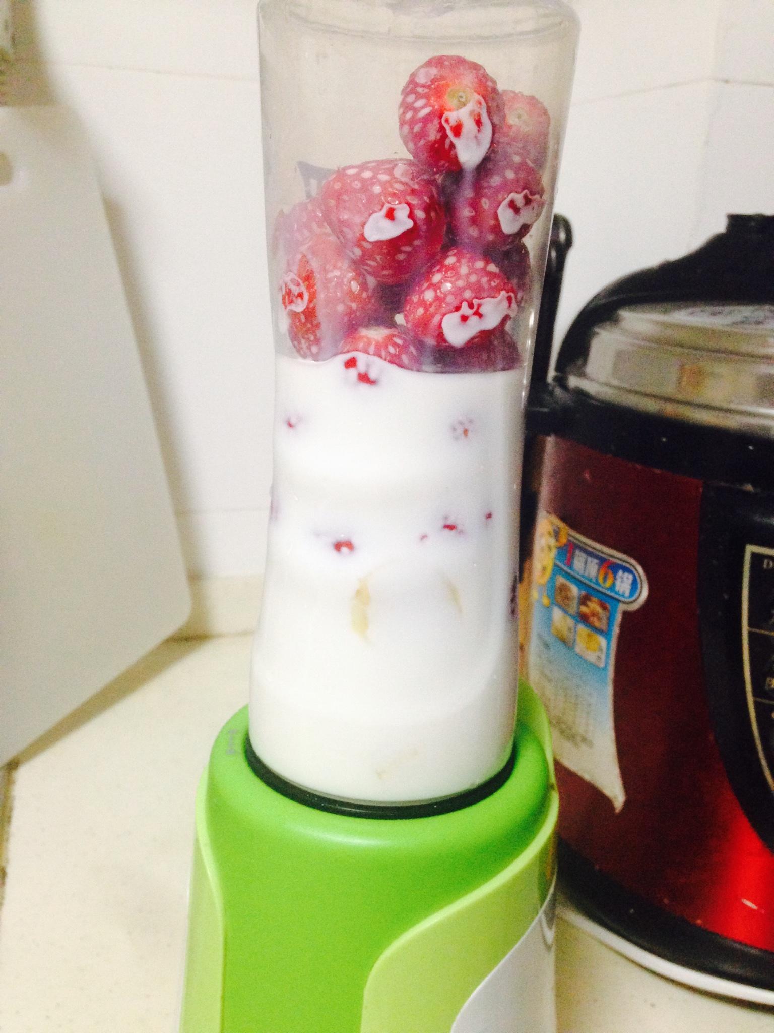 草莓香蕉牛奶飲品的做法 步骤5