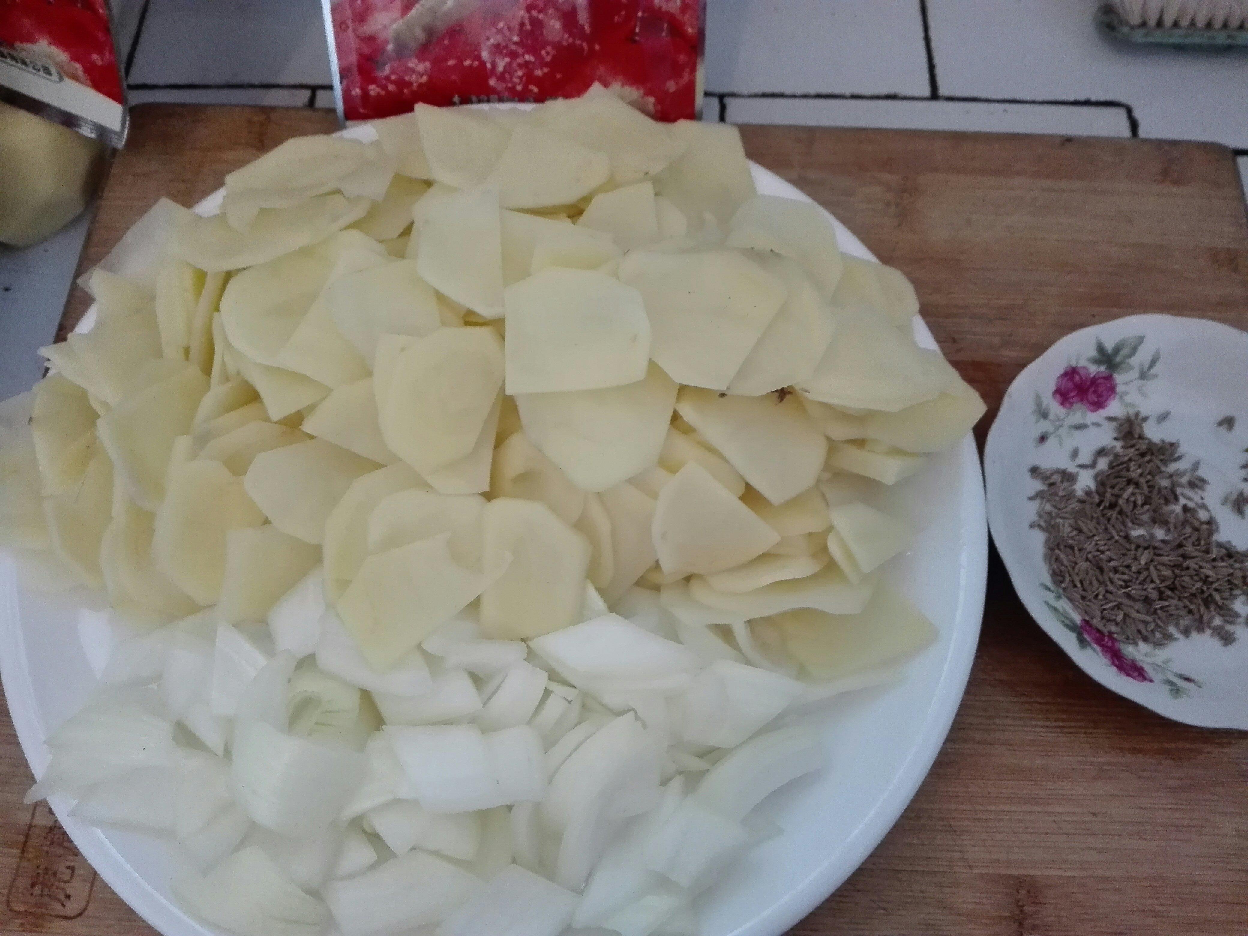 【孜然圓蔥土豆片】的做法 步骤1