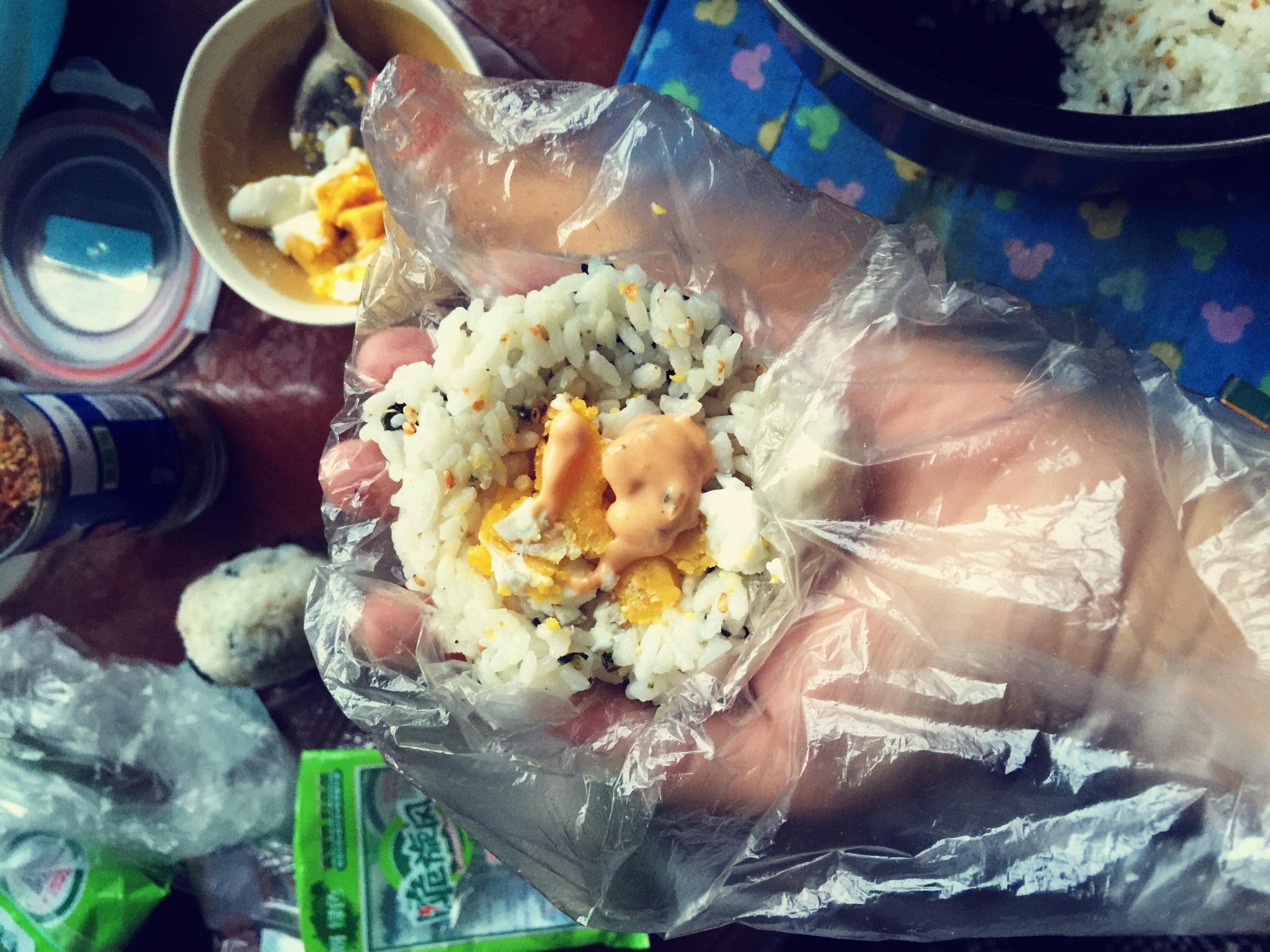 鹹蛋黃千島醬飯糰的做法 步骤3