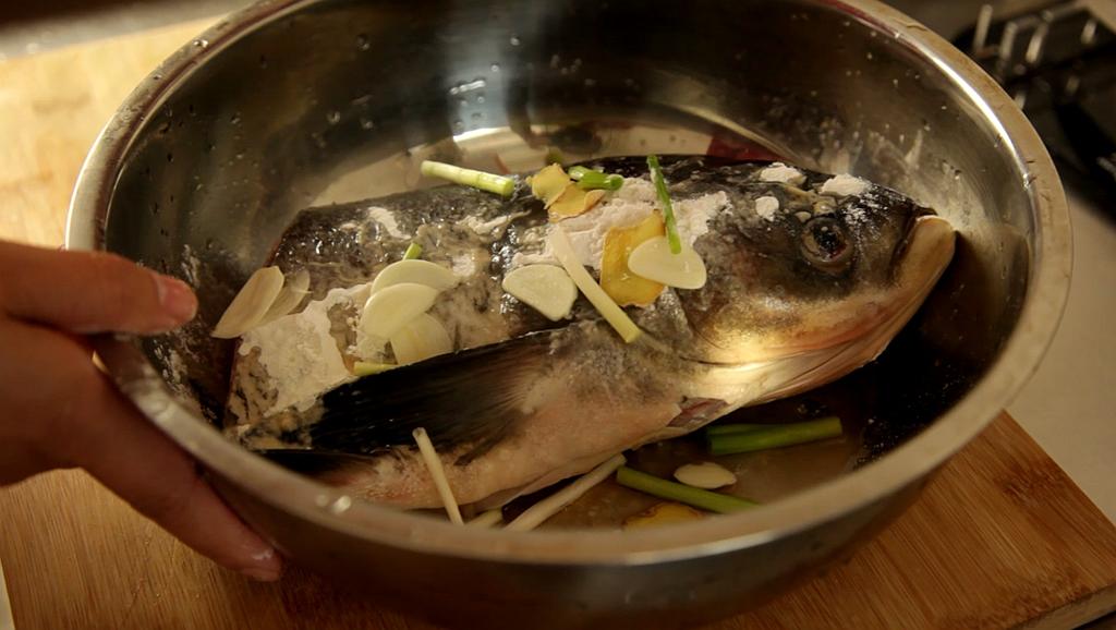 用剁椒煮魚頭火鍋 簡單又美味的做法 步骤1