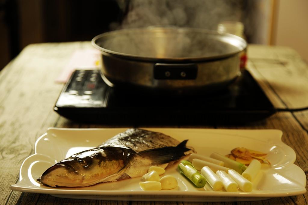 用剁椒煮魚頭火鍋 簡單又美味的做法 步骤2