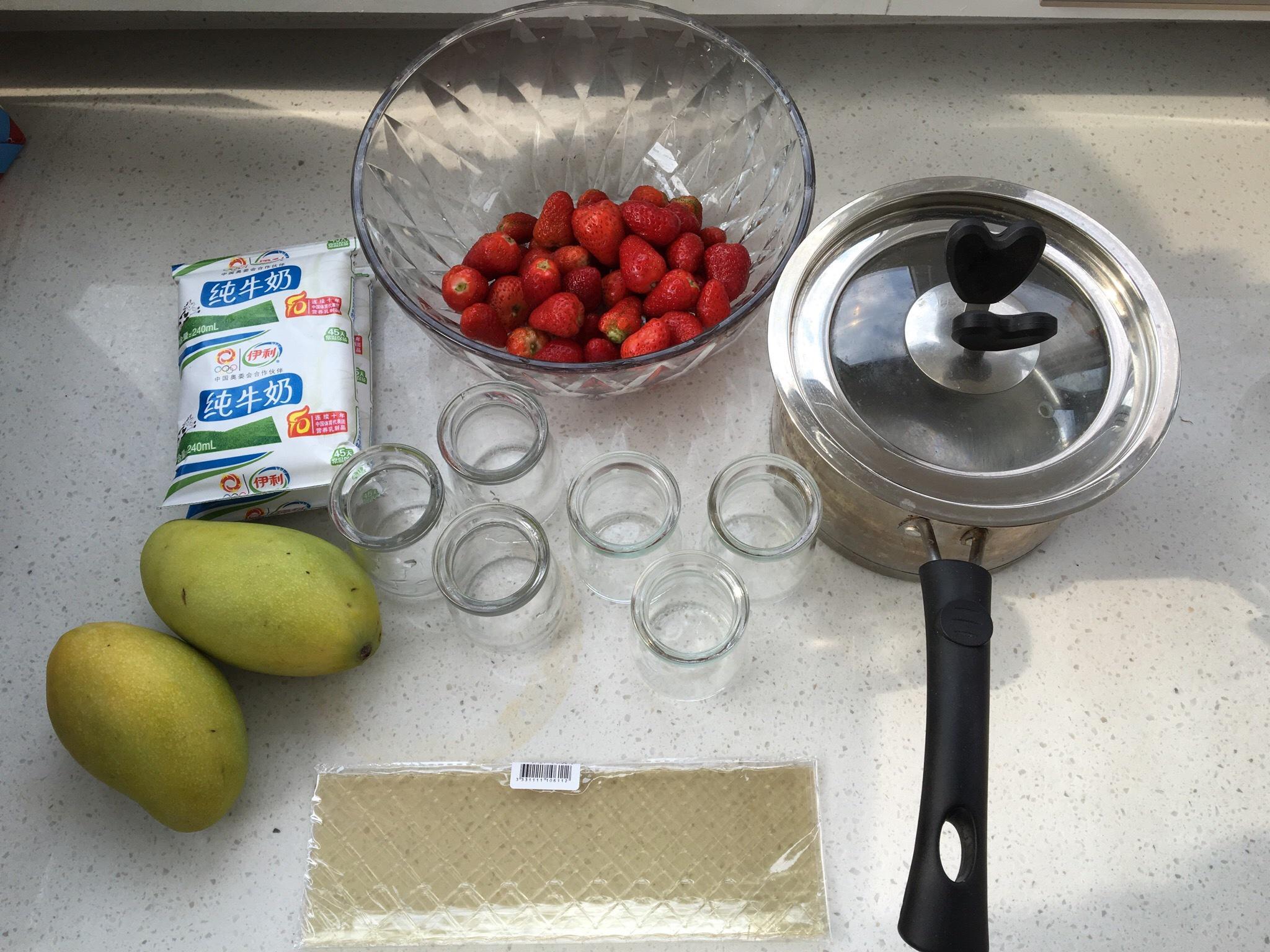 草莓芒果布丁（最適合準媽和寶媽的布丁）的做法 步骤1