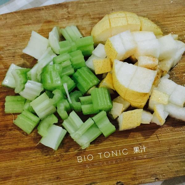 bio tonic 果汁 -green-芹菜梨汁的做法 步骤1