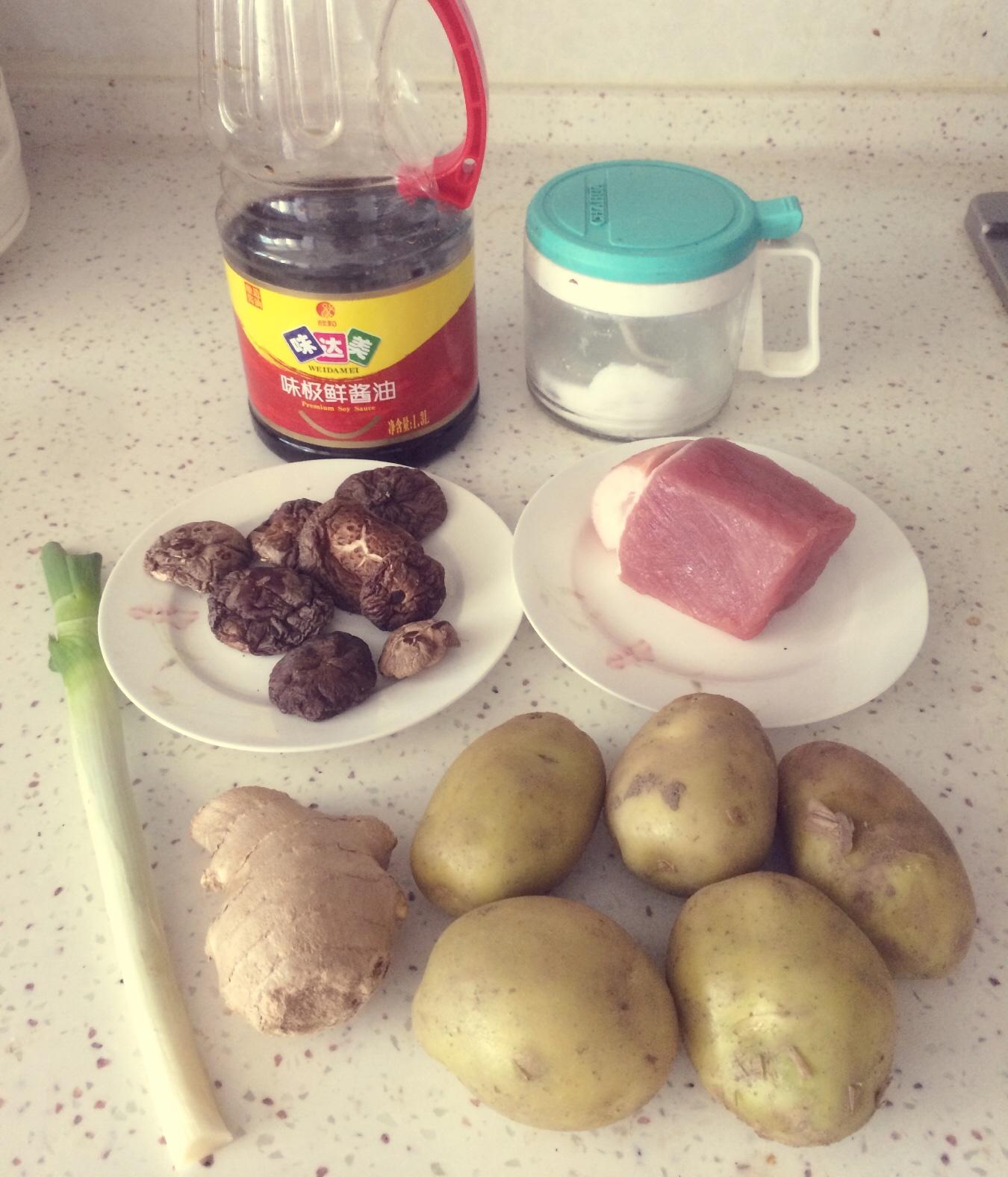 香菇土豆條炒肉的做法 步骤1