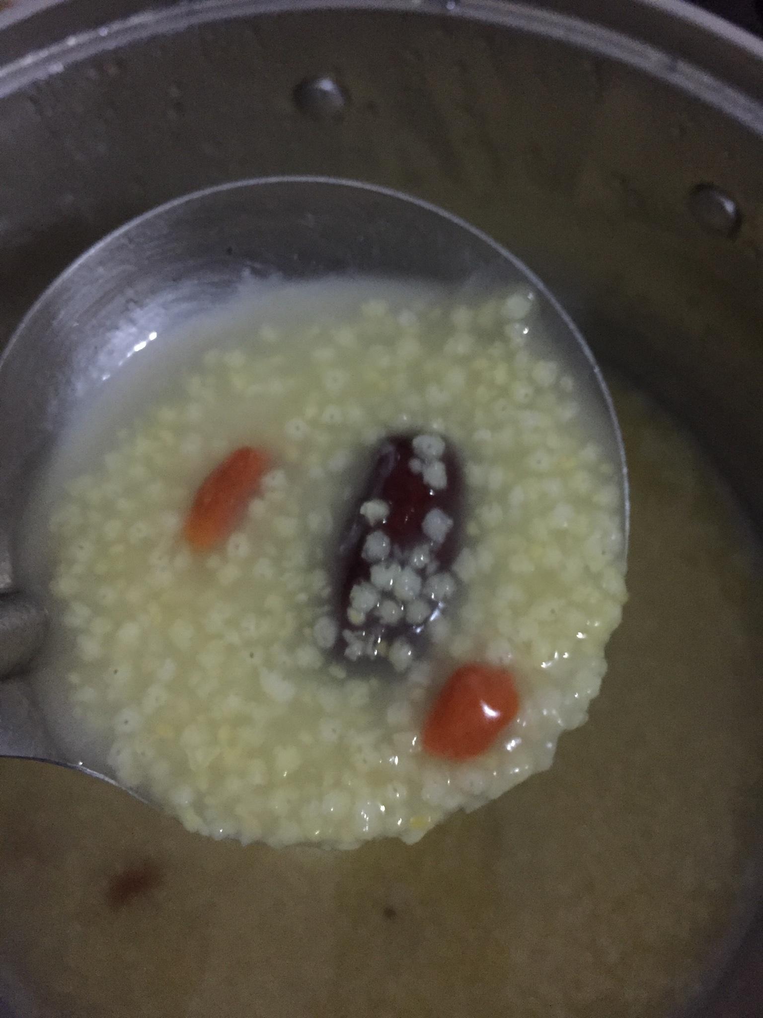 小米紅棗枸杞粥的做法 步骤3