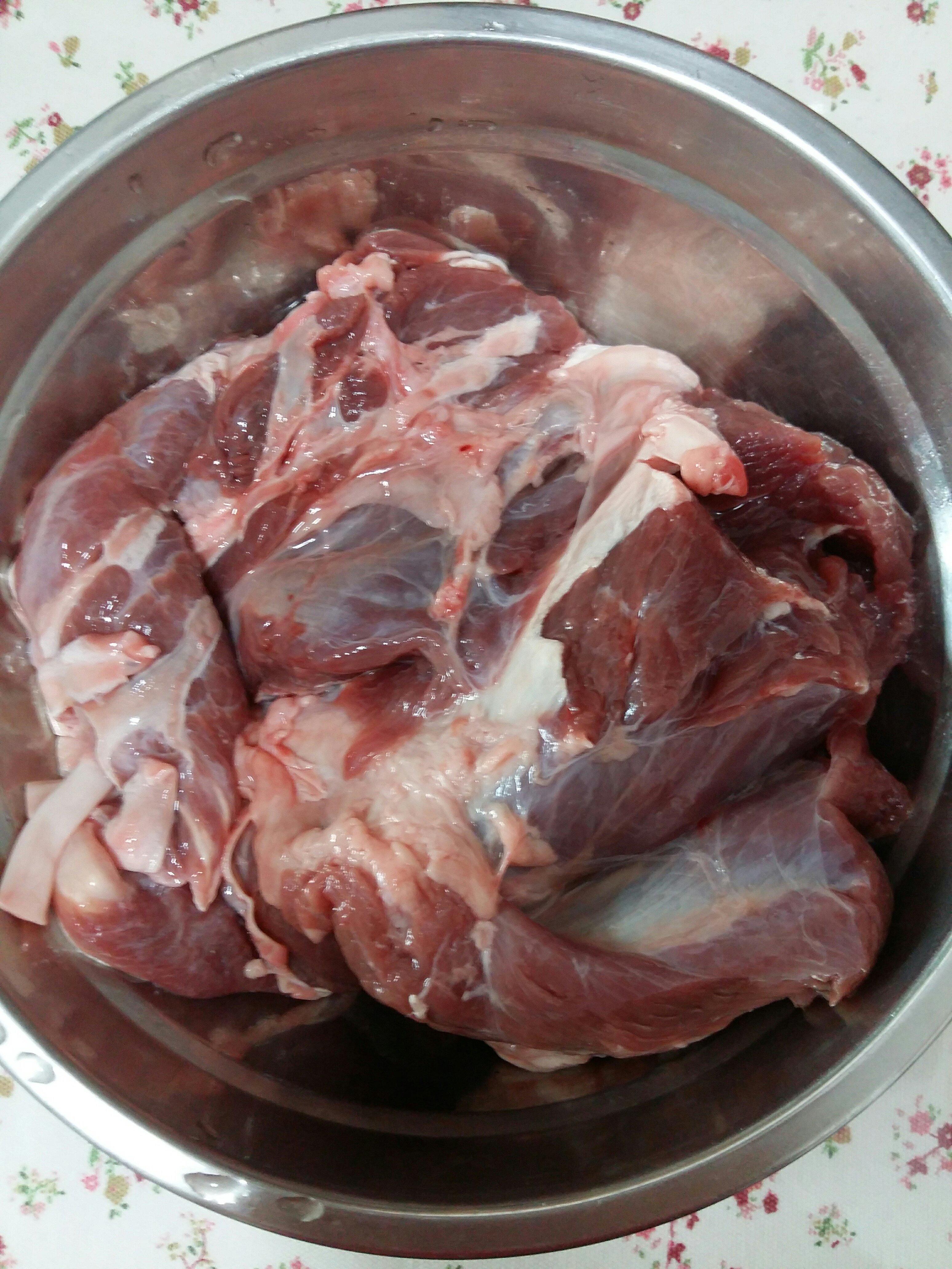山水百合獨創家常醬牛肉的做法 步骤2