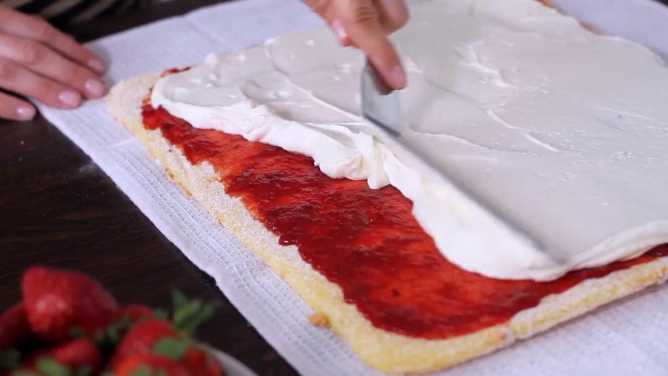 草莓瑞士蛋糕卷的做法 步骤6