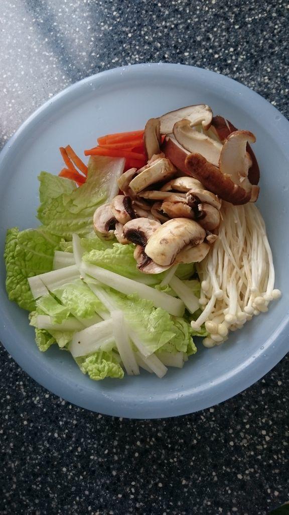 蔬菜版的韓式泡菜鍋的做法 步骤1