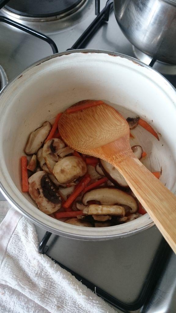 蔬菜版的韓式泡菜鍋的做法 步骤2