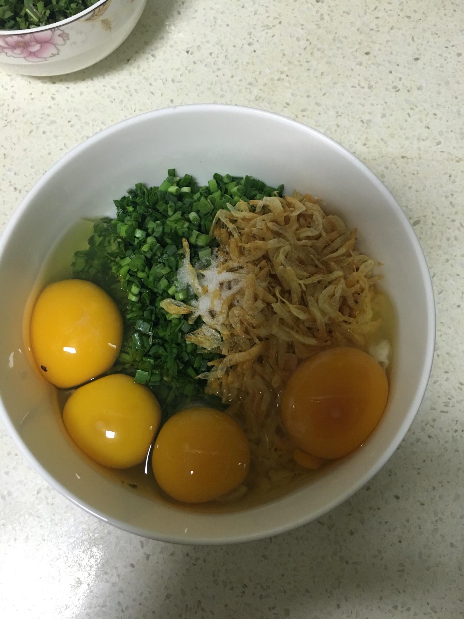 韭菜蝦皮煎雞蛋（寶貝補鈣食品）的做法 步骤1