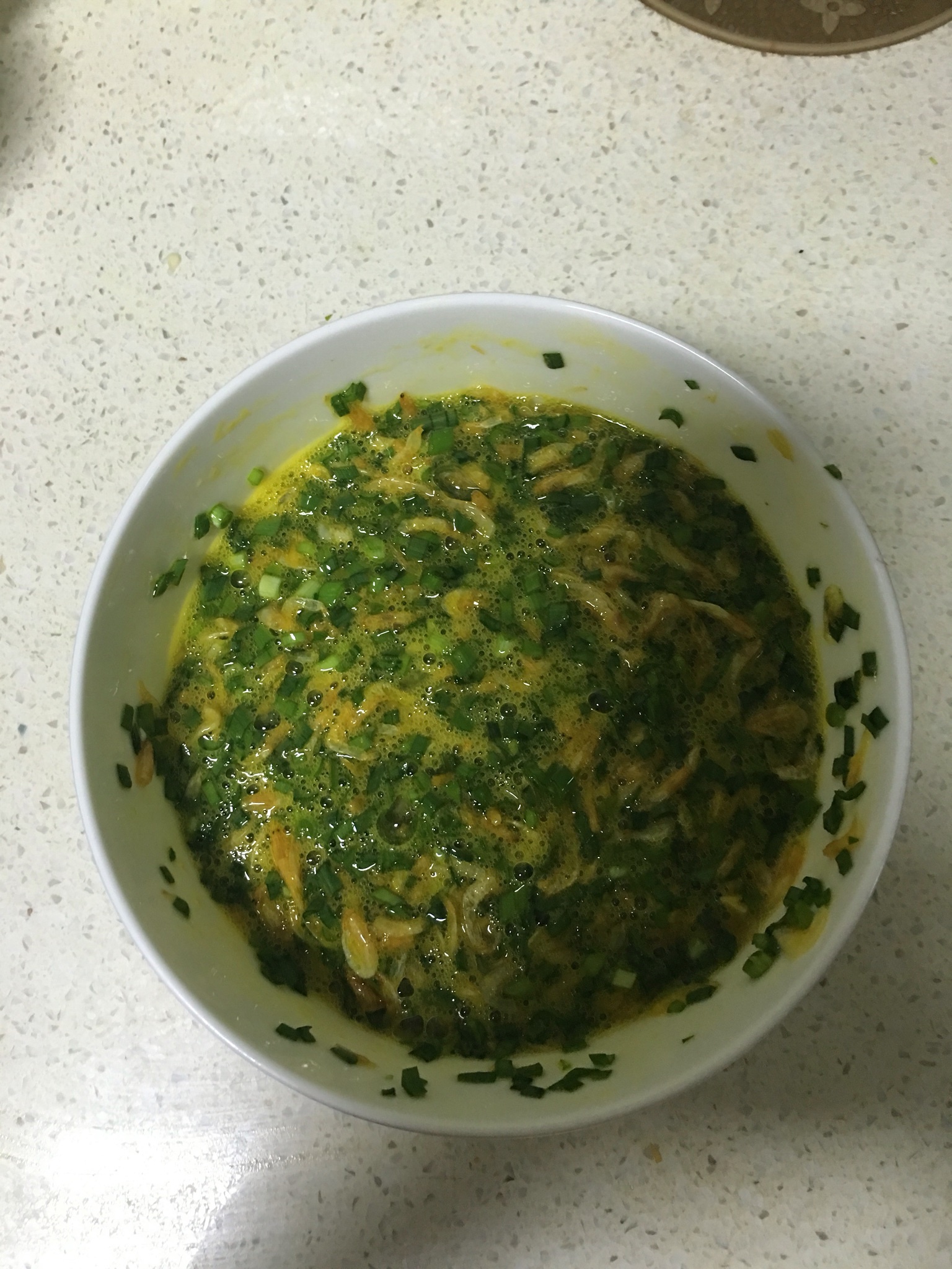 韭菜蝦皮煎雞蛋（寶貝補鈣食品）的做法 步骤2