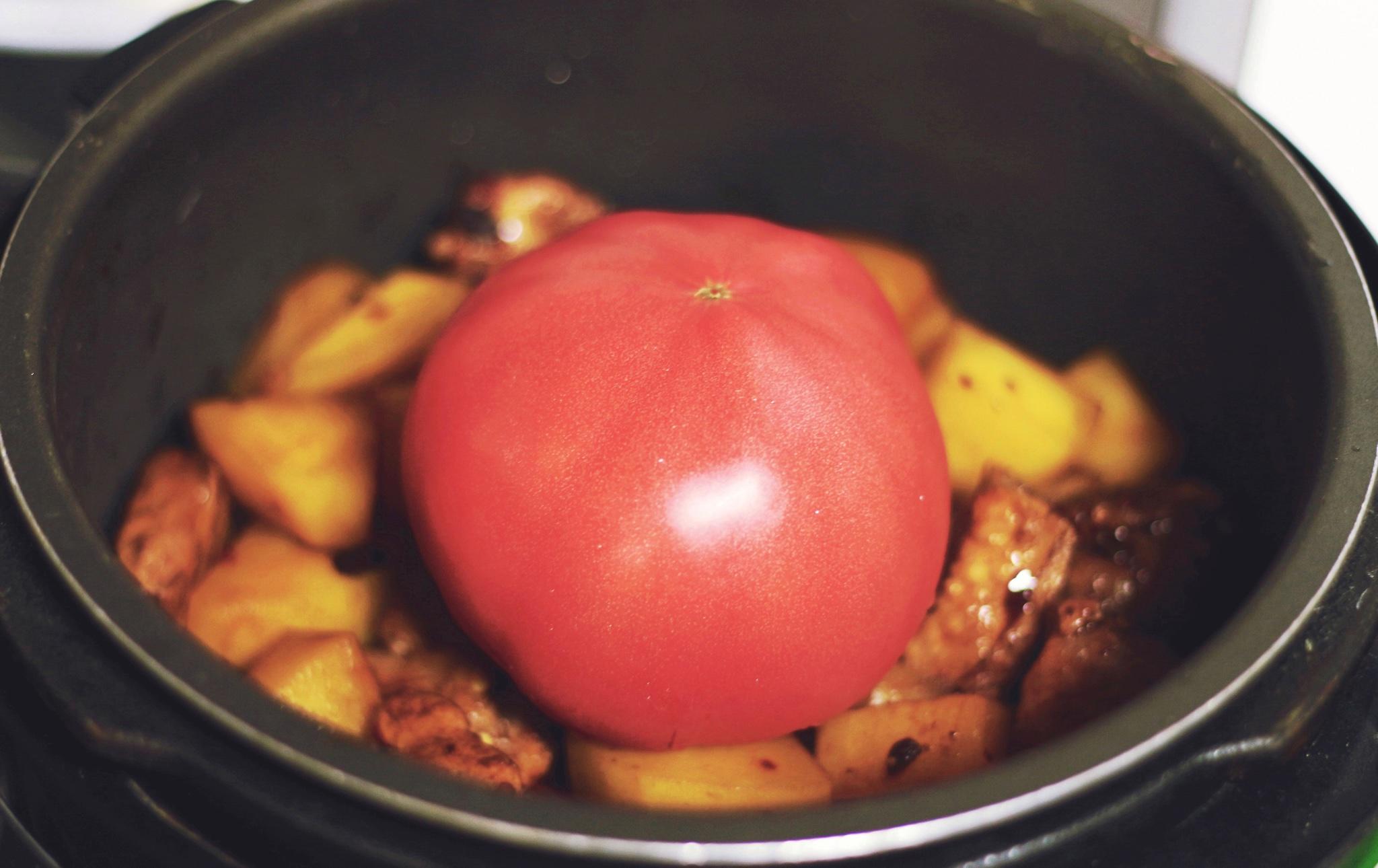 一隻番茄排骨土豆燜飯的做法 步骤6