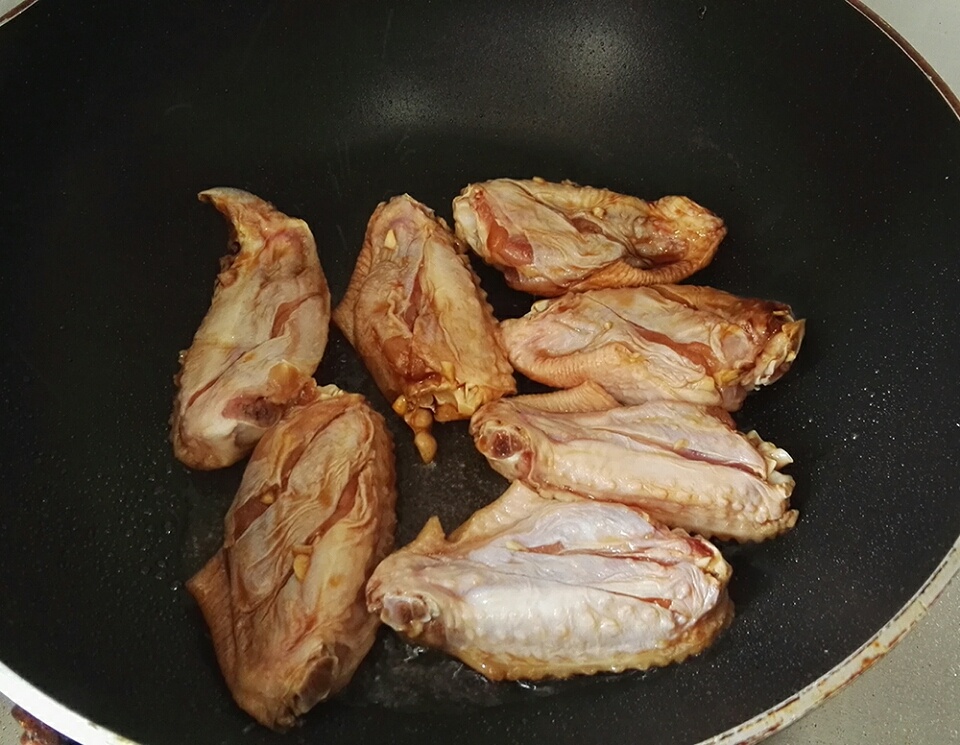 快手蒜香煎雞翅的做法 步骤2