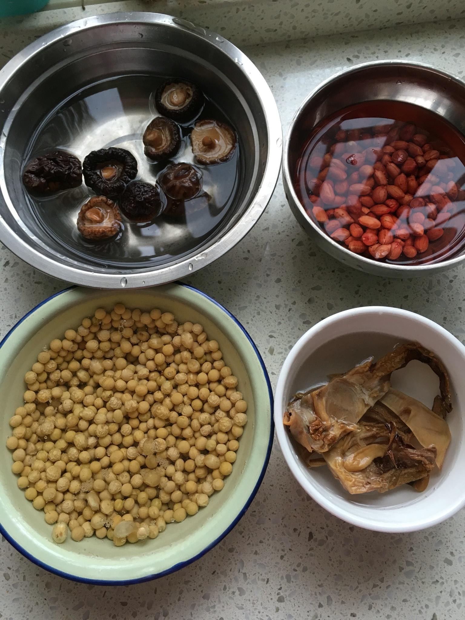 黃豆花生燜豬腳的做法 步骤1