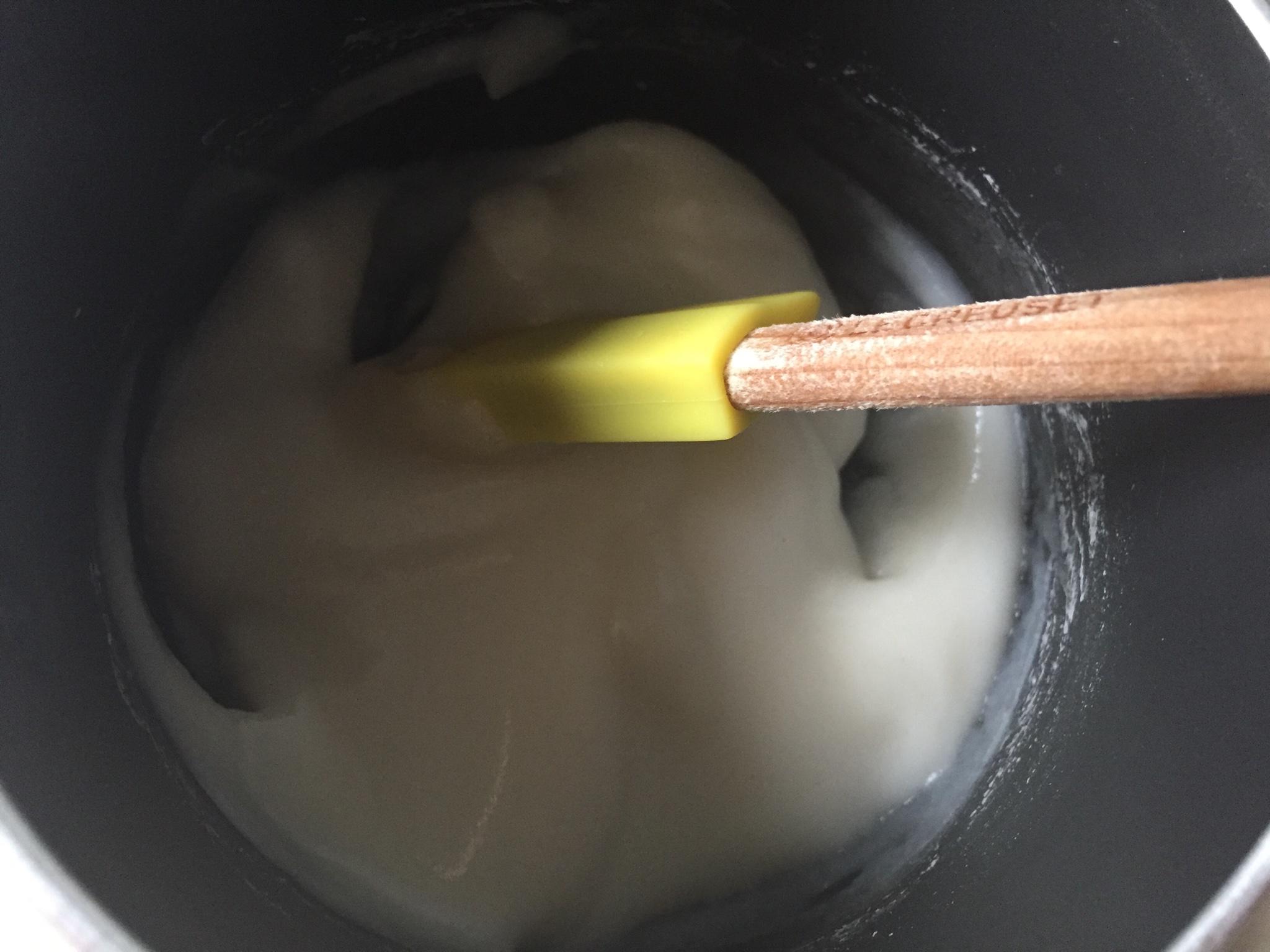 無油乳酪糯米吐司~湯種的做法 步骤1