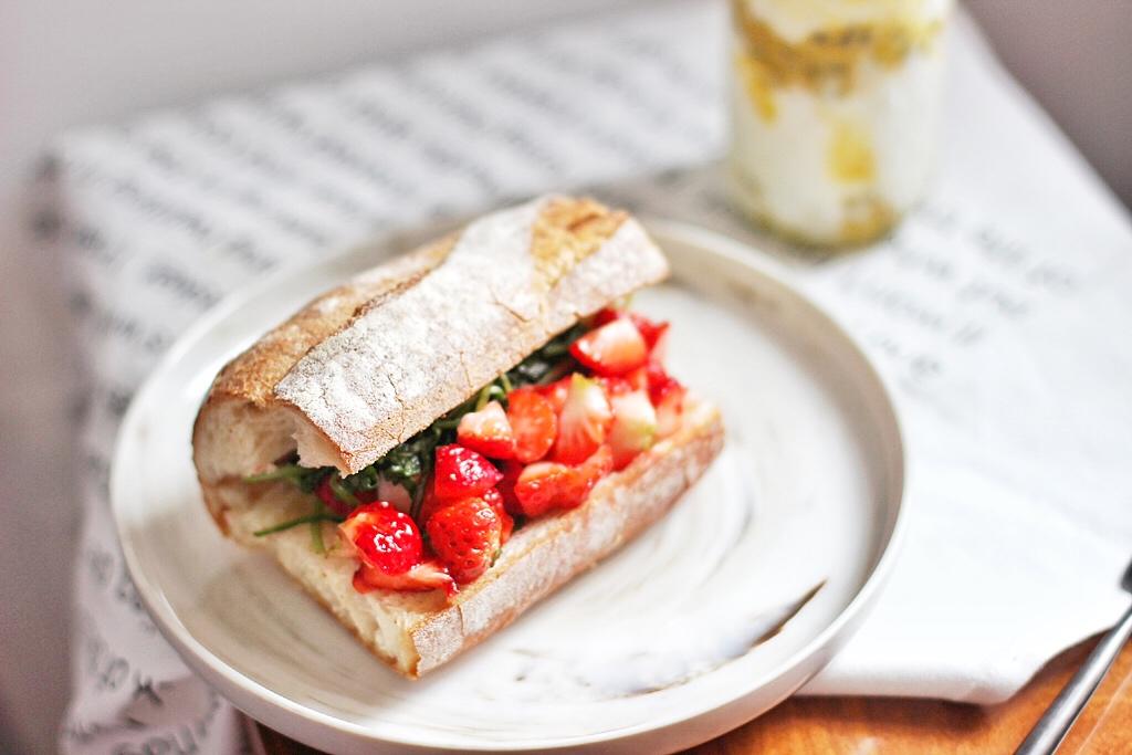 草莓芝麻菜三明治的做法 步骤3