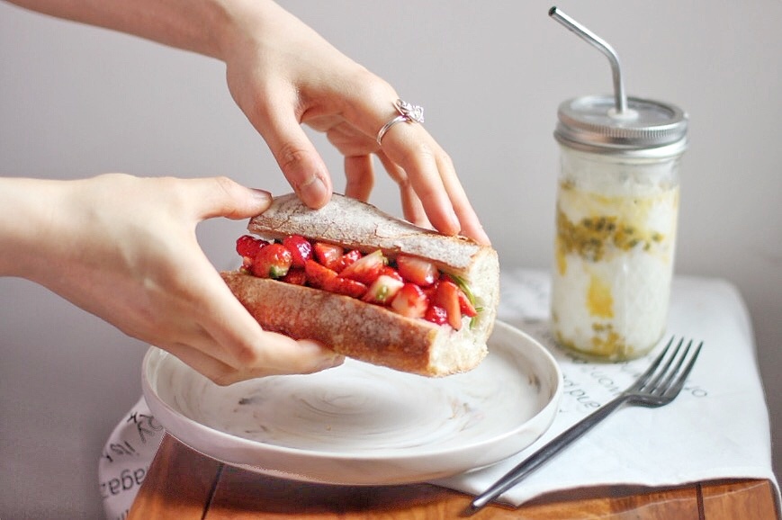 草莓芝麻菜三明治的做法 步骤4
