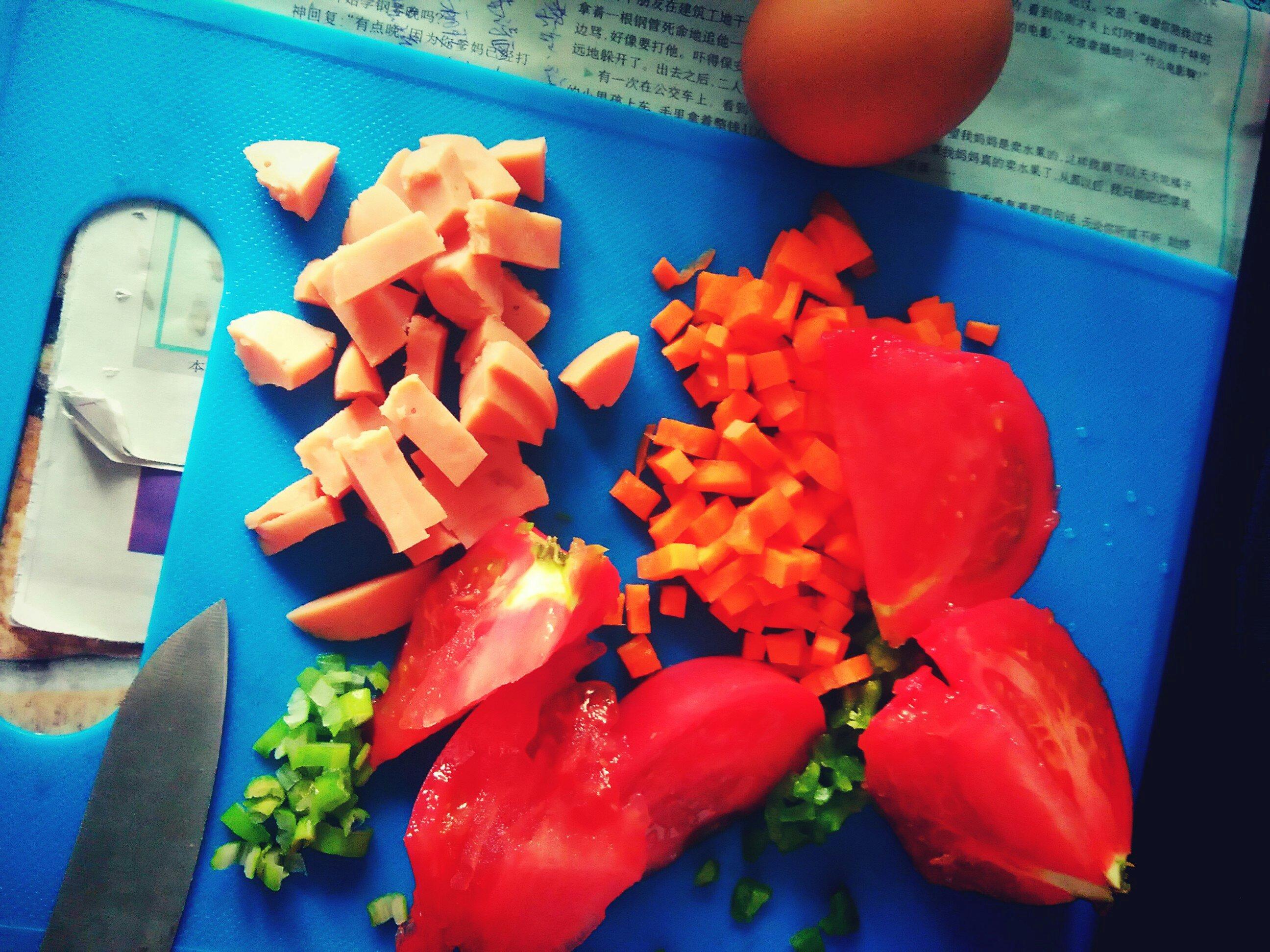 番茄雞蛋香腸青菜面的做法 步骤1