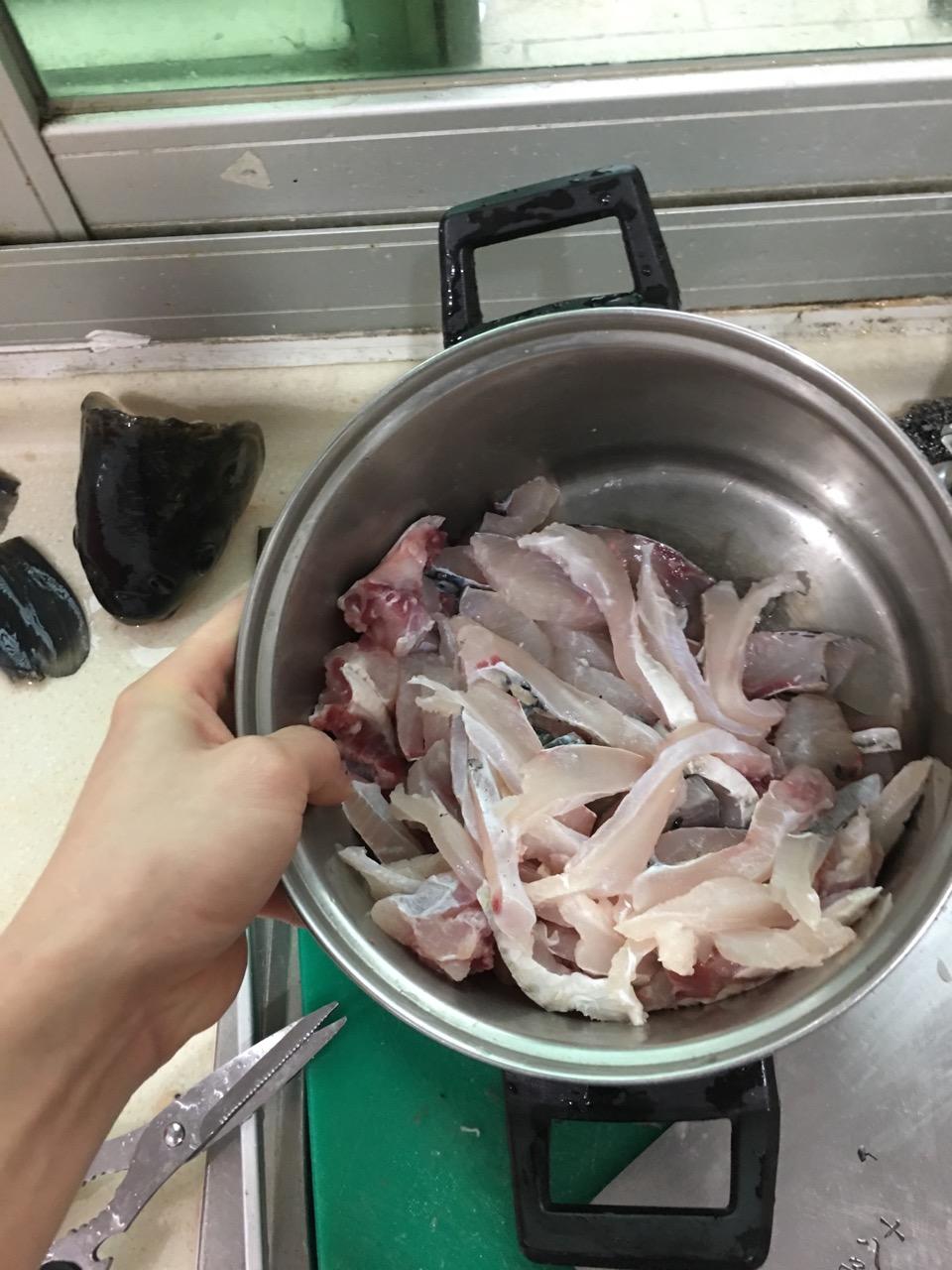 金椒幹鍋魚的做法 步骤1