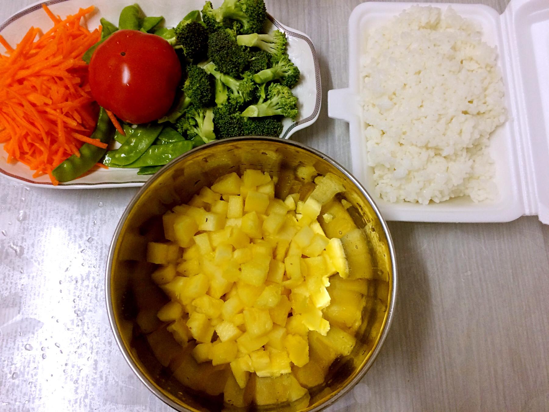 減脂瘦身菠蘿炒飯的做法 步骤2